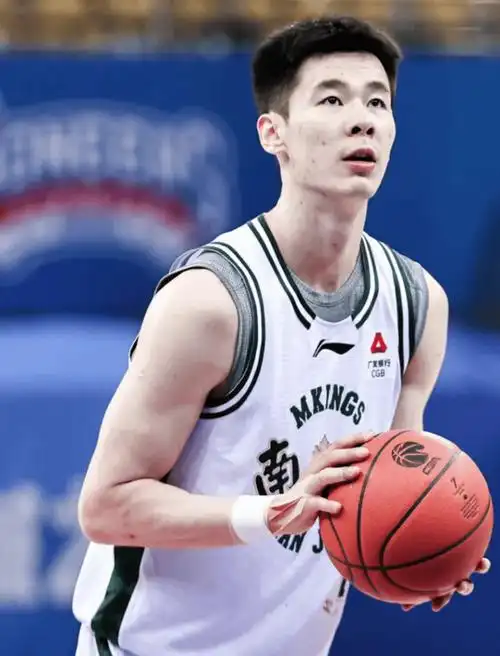 郭昊文一句“还没定”引爆转会传闻，球场新东家悬念待解